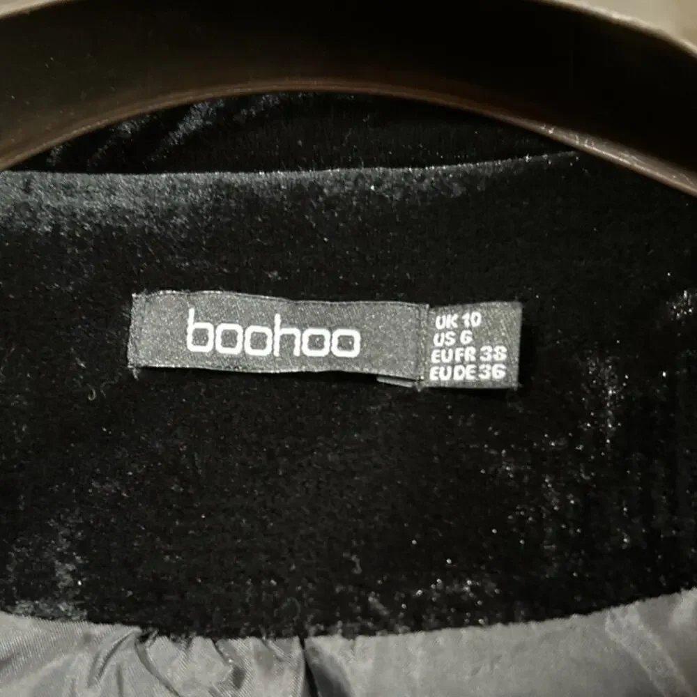 Boohoo Women’s Sz 6 Black Silky Velvet 2 Button Fully Lined Blazer lightweight - Picture 3 of 5